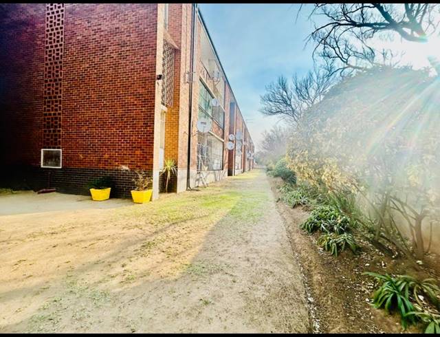 2 BEDROOM APARTMENT FOR SALE IN VANDERBIJLPARK CW 1